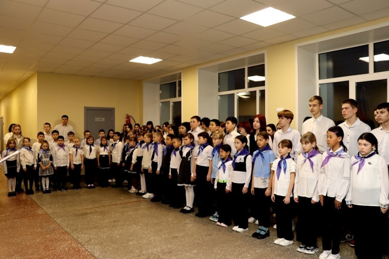 Еженедельная общешкольная линейка.