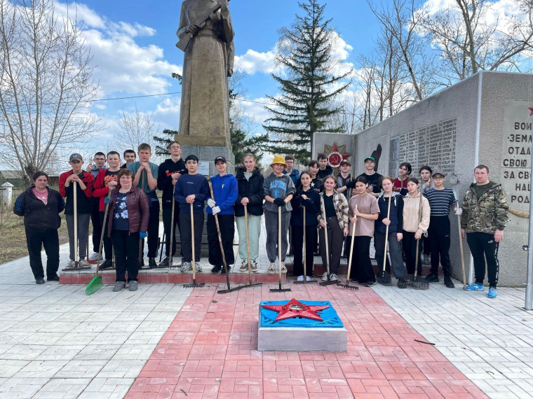 Свет памяти: субботник на мемориале.